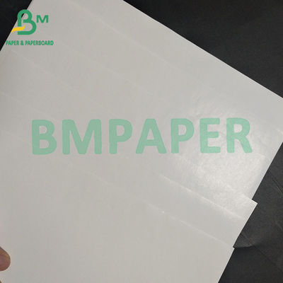 Một mặt được phủ giấy liên kết màu trắng cuộn với cao gắn kết bản thân dán tấm
